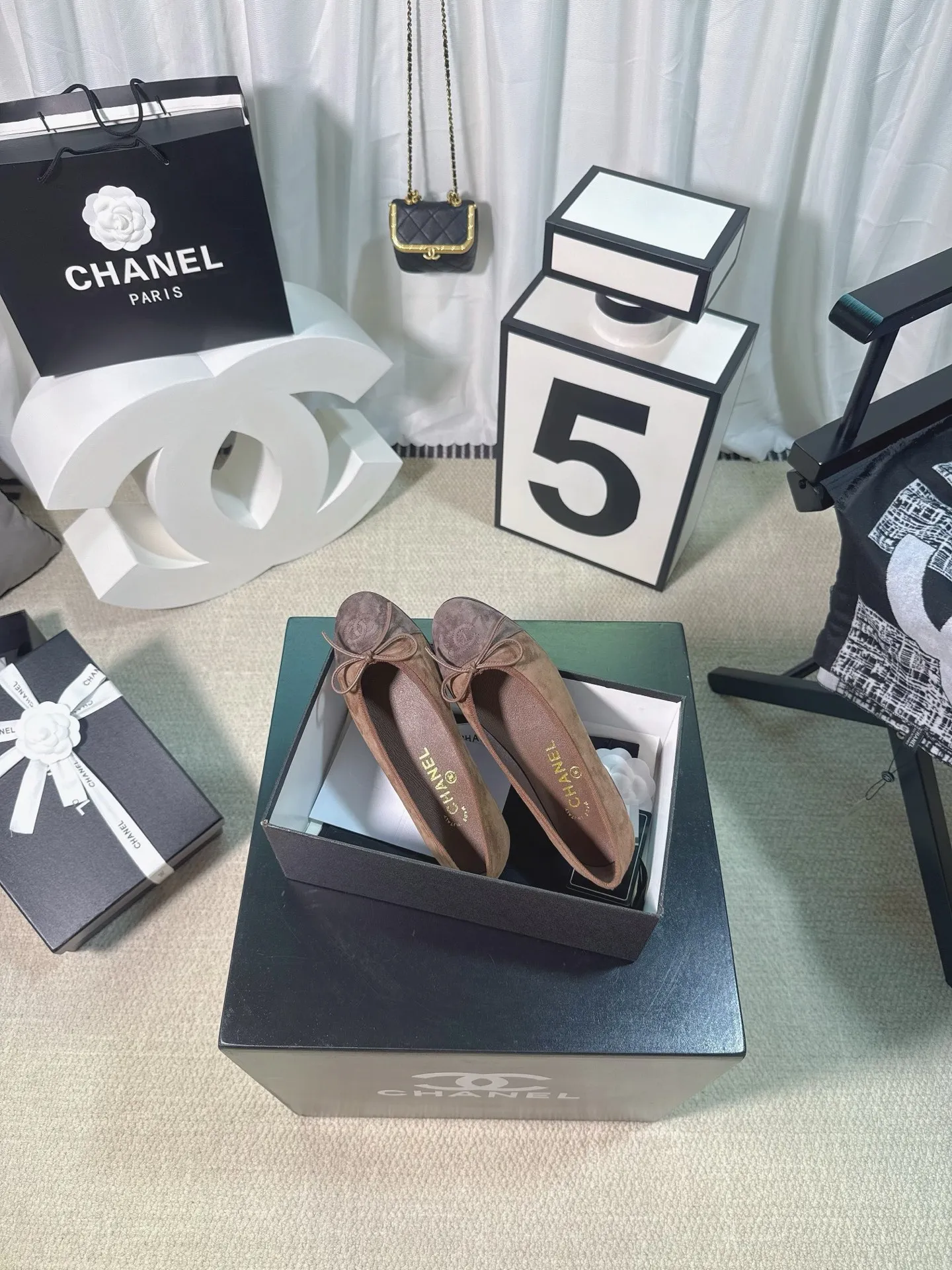 👟👟Ex-factory price 480👟👟 Generation * grade 25s Chanel fragrance is beautiful Maillard color back hollow Sling-back sandals flat/thick heel/high heel Sling-back came out in 1957, and then the two-tone design became a Chanel classic! Very suitable for spring and summer🩰 The two-color design is simple and exquisite, with a square toe and generous temperament. It visually lengthens the leg line. The color of the toe creates a sense of color difference. The back lace design is simple and elegant. It is a classic model that can be worn for hundreds of years. It is worth buying!! Upper: Customized metallic sheepskin. Inner pads: imported sheepskin. Heel height: ballet shoes. Sole: Italian A-grade genuine leather outsole. Size: 35-39 (34.40.41.42.43 is custom-made and non-returnable)
